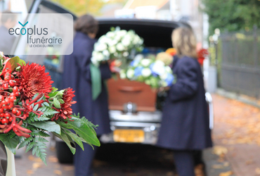 Bouquets déposés sur un corbillard